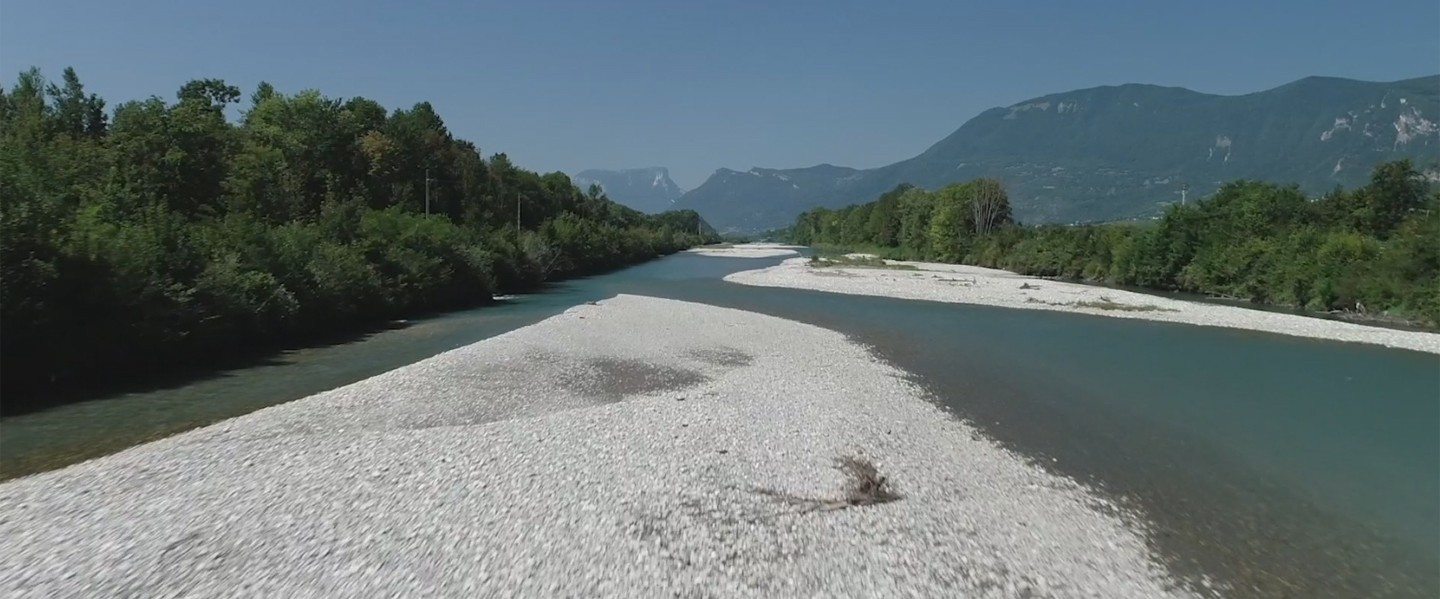 Une technicien eau inspecte le bord d'une rivière