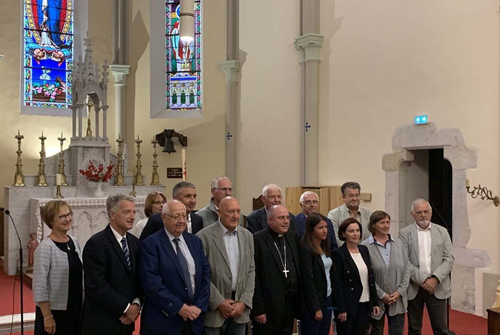 élus et membres de l'église devant l'hôtel pour l'inauguration des travaux de rénovation