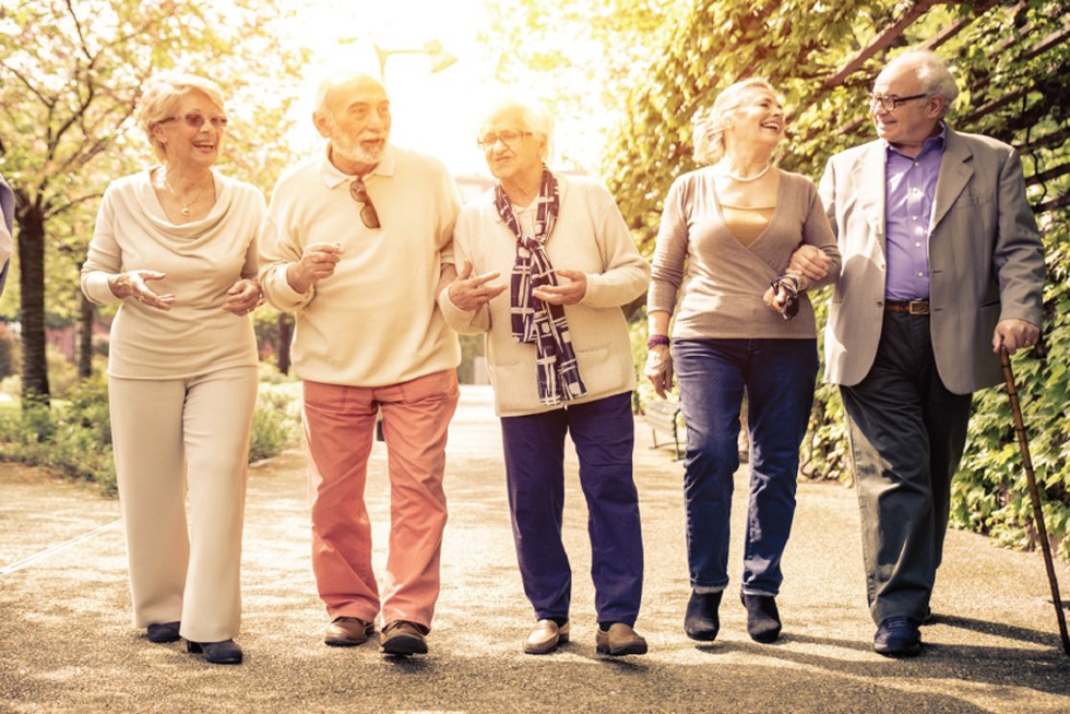 un groupe de personnes âgées se promenant