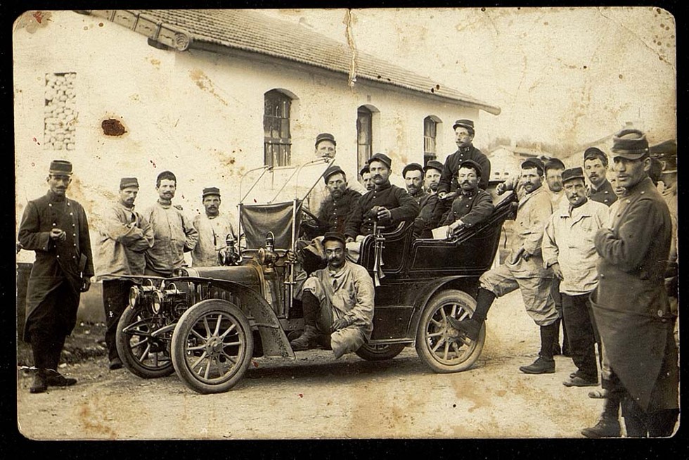 Le soldat Lucien Marie Rancaz pose pour la photo aux côtés de ses camarades du 97e régiment d'infanterie