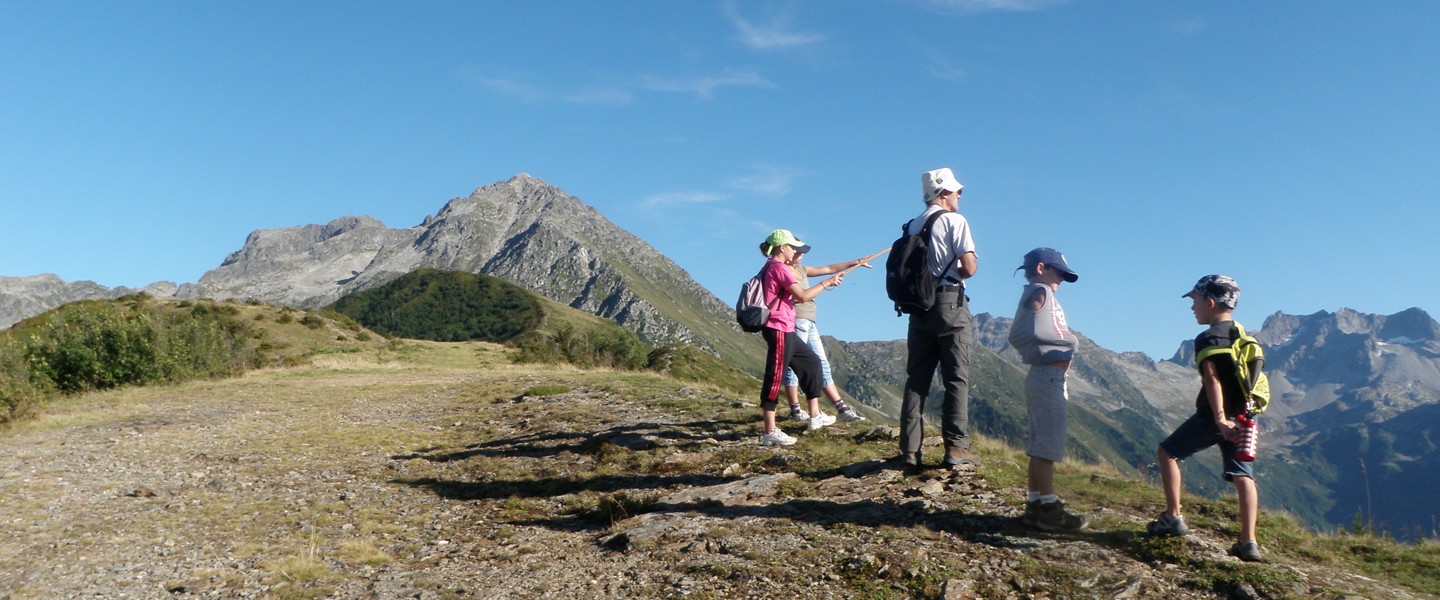 Un sac à dos sur une montagne
