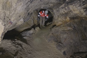 Vue de l'intérieur de la mine avec un archeologue