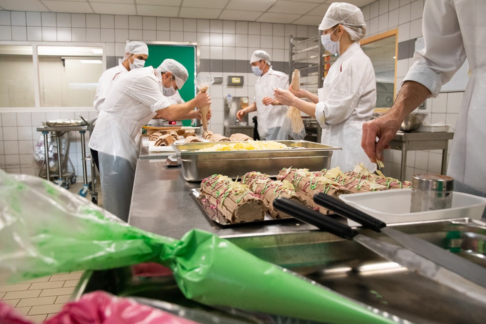 Préparation des repas par des agents
