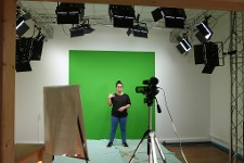 Une élève dans un studio vert