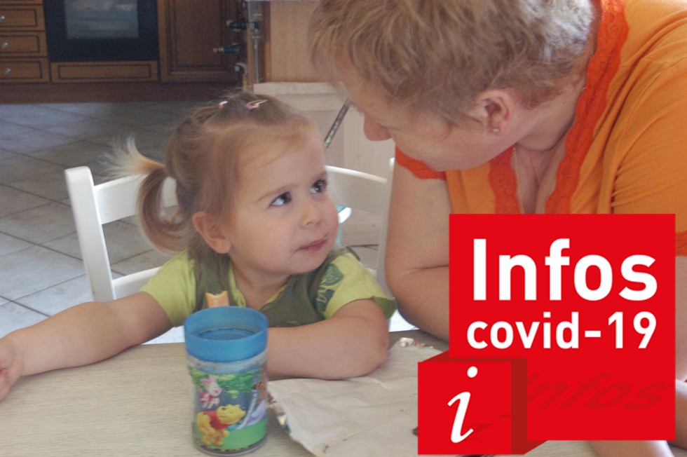 Une enfant avec une assistante maternelle