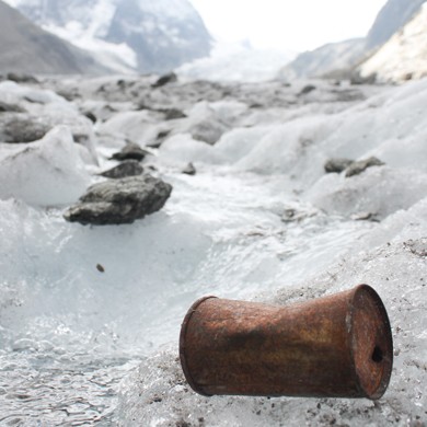 Une canette rouillée abandonnée sur un glacier