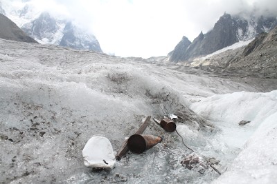 Déchets sur un glacier