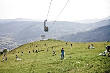 Un groupe de ramasseurs sous un télécabine