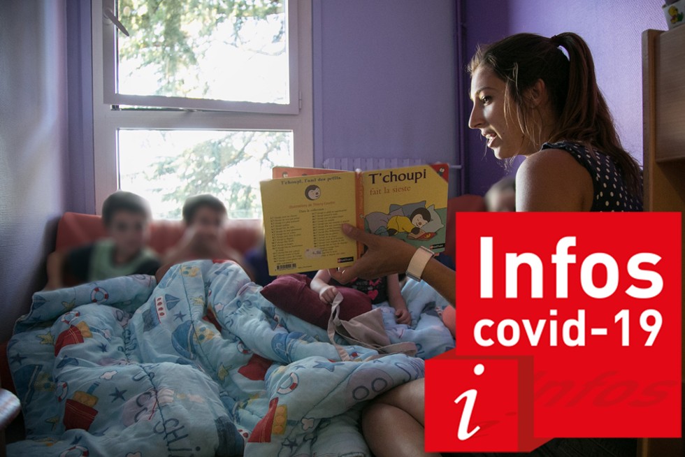 Une jeune femme fait la lecture à des enfants