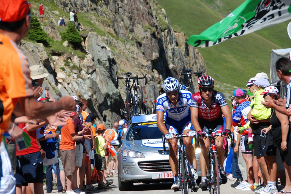 Des coureurs dans une montée