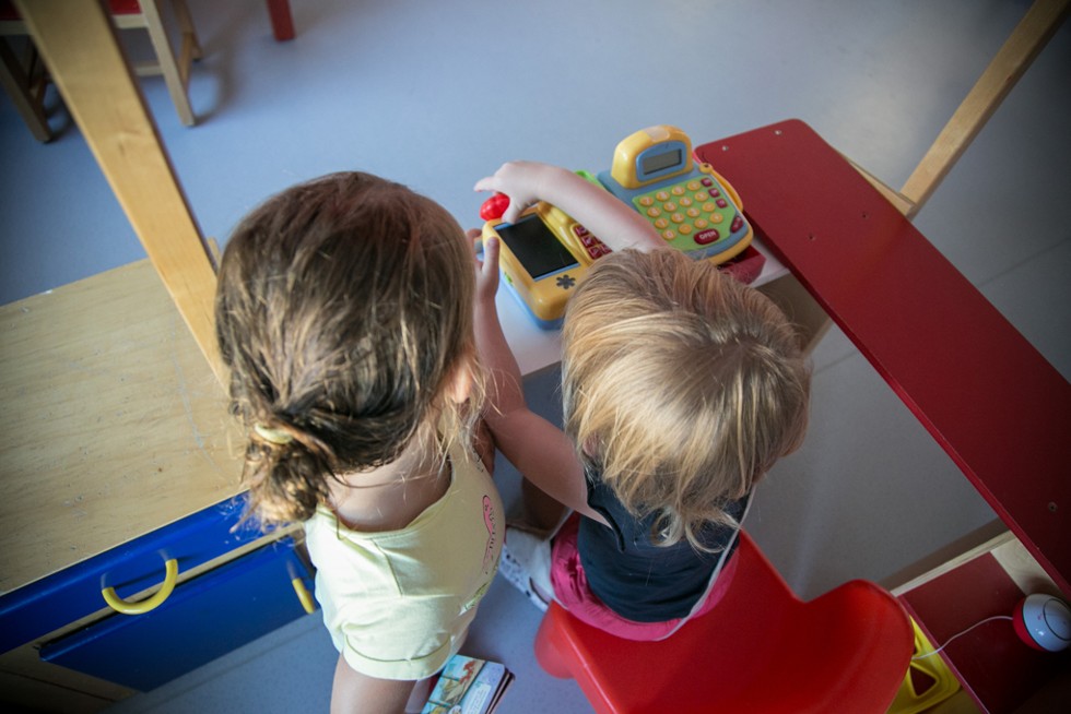 Des jeunes enfants jouant