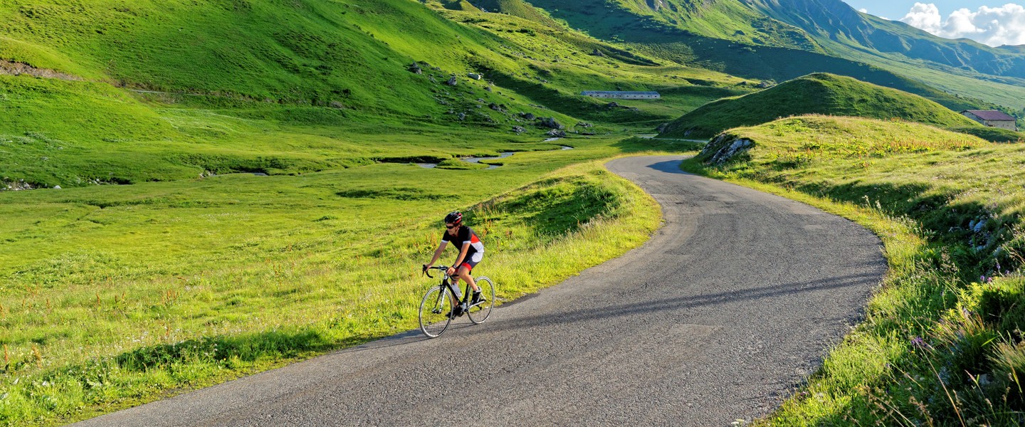 Un cycliste en balade avec le logo Vélo et formages