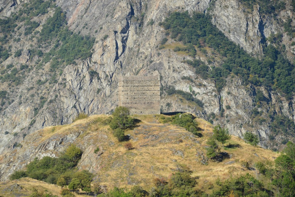 Vue d'une tour de guet sur le sentier