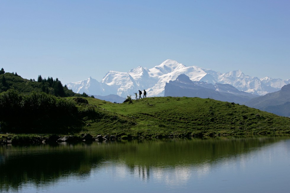 Des randonneurs devant un massif montagneux