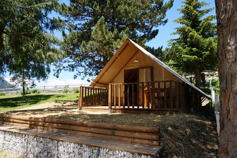 Des chalets dans un champs