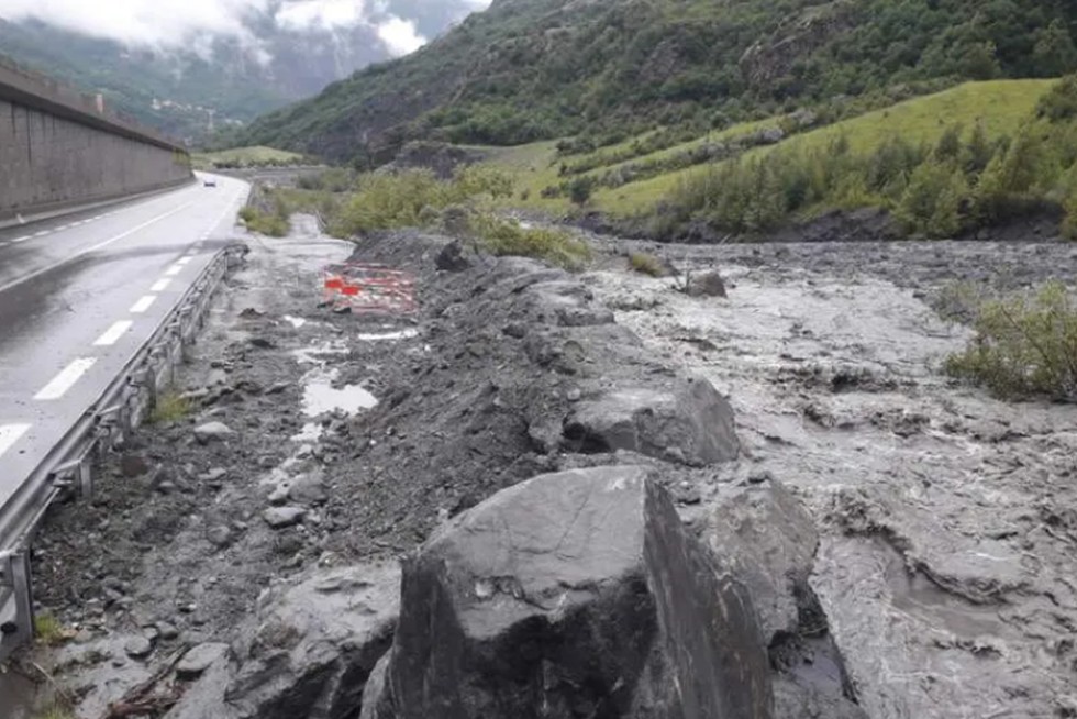 la route et les dégâts