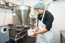 Préparation des glaces par une employée