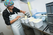 Préparation des glaces par une employée, suite