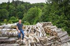 Nicolas sur un tas de bois