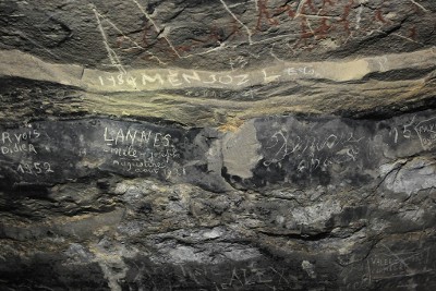 De vieux graffitis laissés par les mineurs sur une paroi