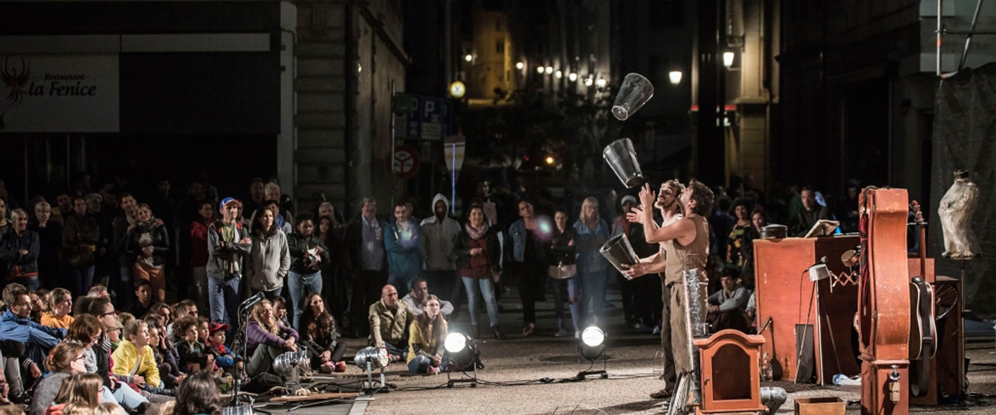 Extrait de spectacle avec des jongleurs