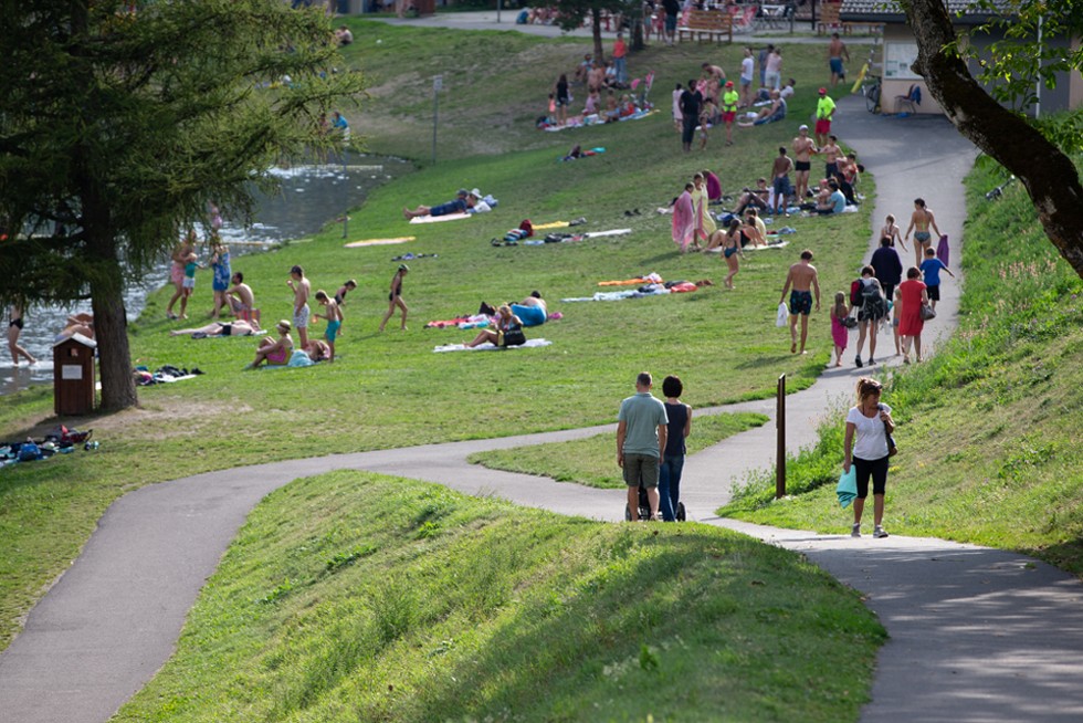 Une vue de la promenade avec des promeneurs