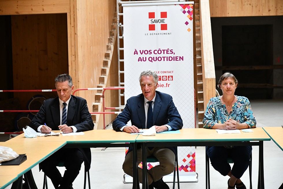 vue dans une salle du collège à Aiguebelle de Hervé Gaymard, Président du Département et Marie-Claire Barbier, vice-présidente déléguée aux collèges, et de Eric Lavis, Directeur académique des services de l'Éducation nationale.