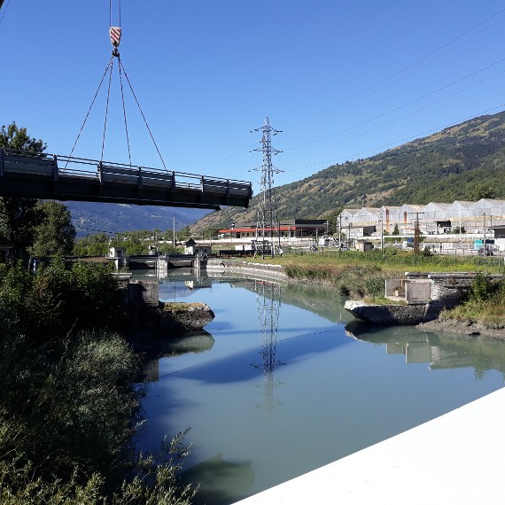 Une grue qui soulève le pont, une vue différente