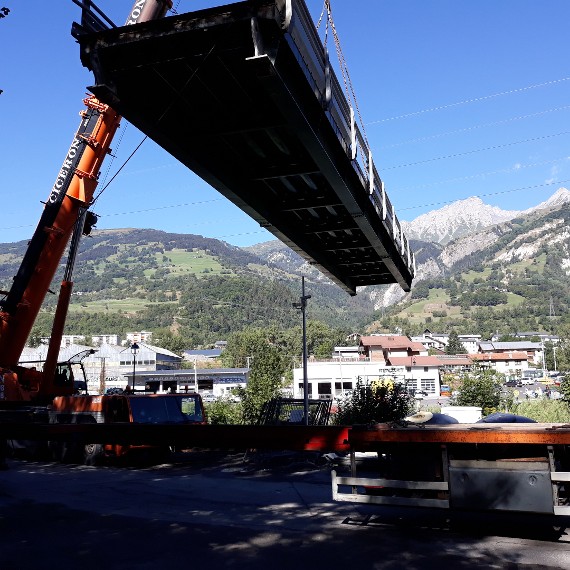 Une grue qui soulève le pont, une autre vue