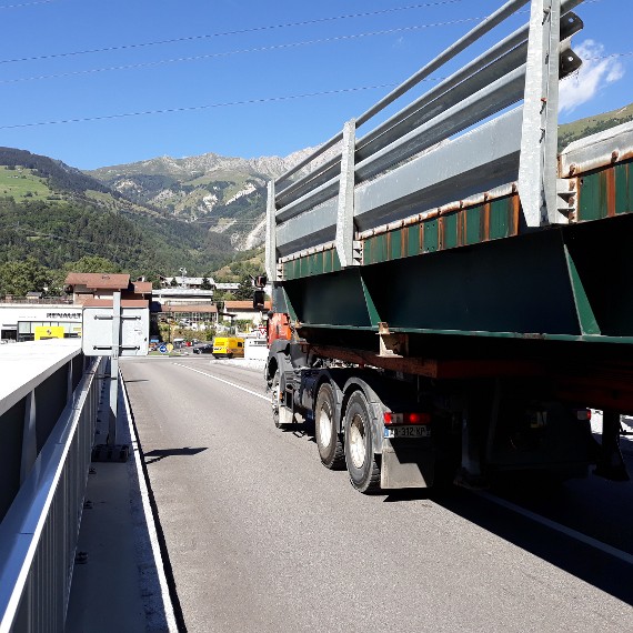 La vue du camion qui porte l'ancien pont et qui passe sur le nouveau