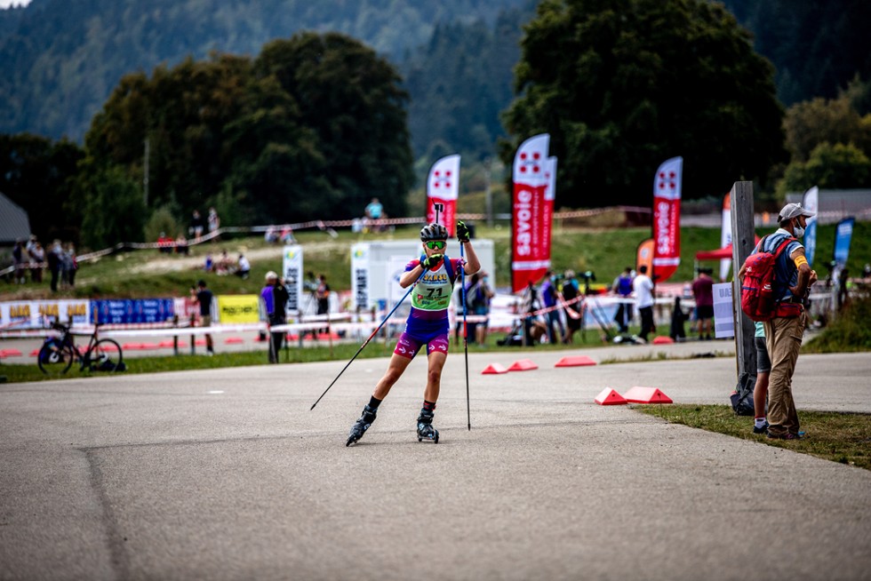 Un biathlète en action