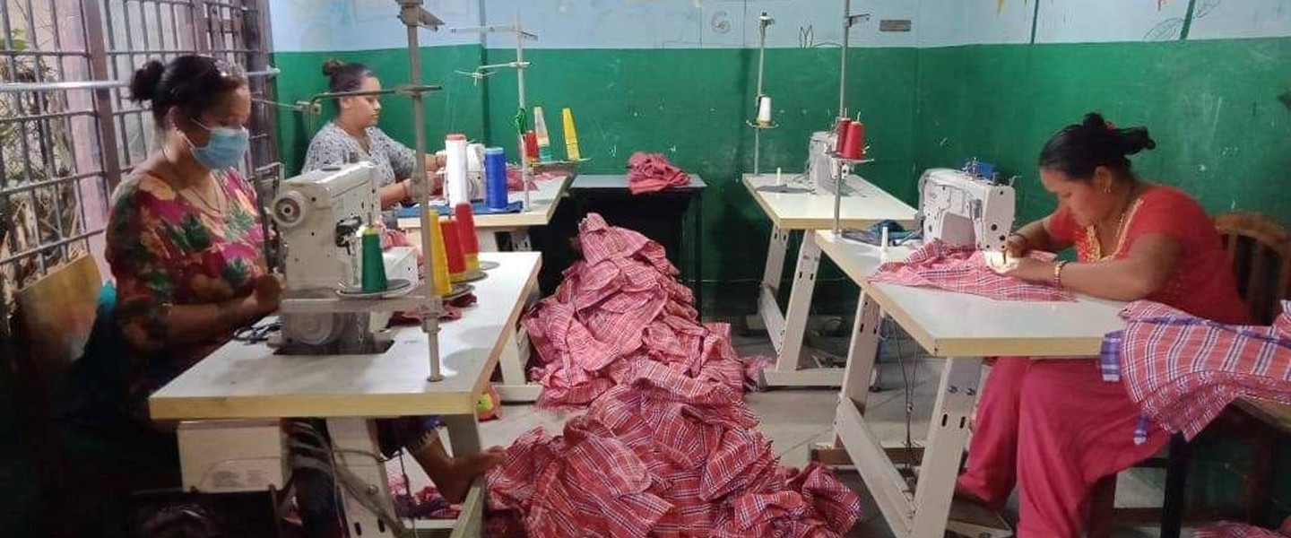 Distribution de masques sur un marché