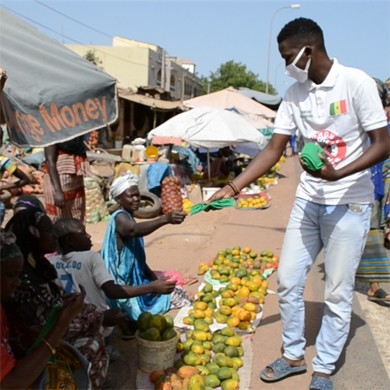 Distribution de masques sur un marché