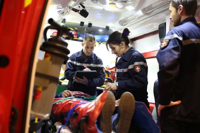 Des pompiers soigent un blessé dans une ambulance
