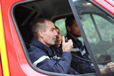 Des pompiers au départ dans leur camion