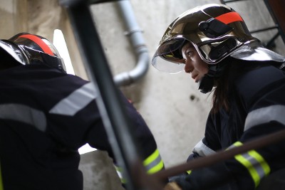 Des pompiers montent dans un immeuble