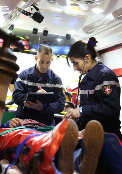 Des pompiers en service dans une ambulance