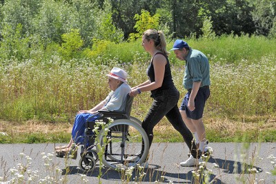 Un aidant aide une personne âgée