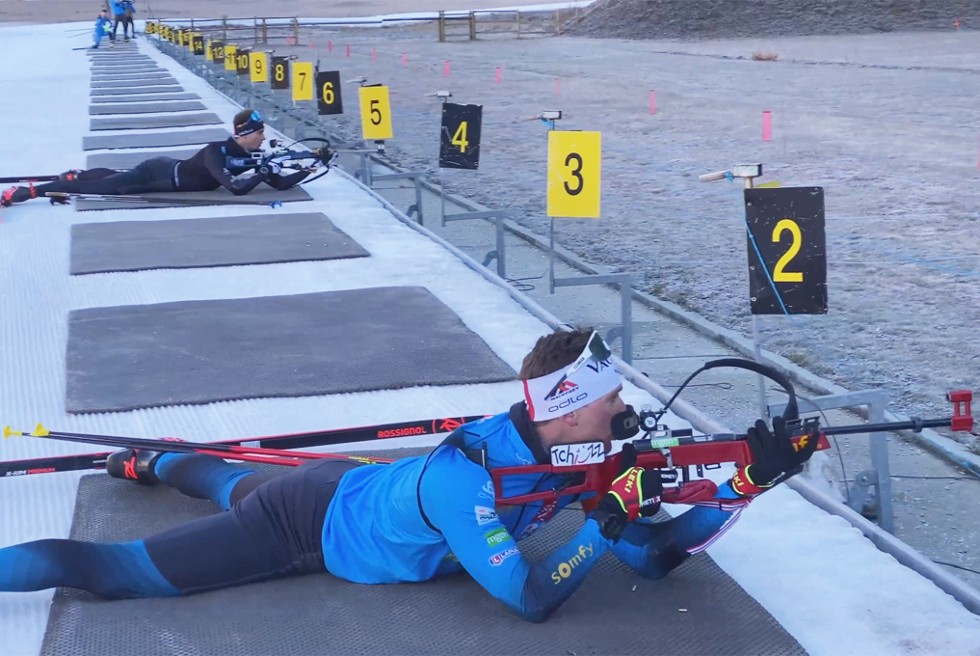 Un biathlète au poste de tir