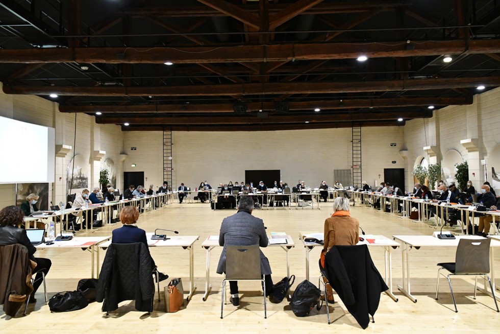 Les élus dans la salle du Manège, en session