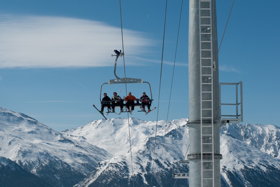 Des skieurs sur un telesiege