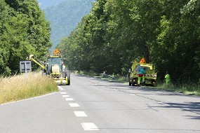 Des agents des routes au travail sur le bord d'une route