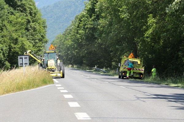 Des agents des routes au travail sur le bord d'une route
