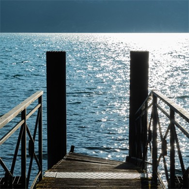Image abstraite d'un ponton sur un lac