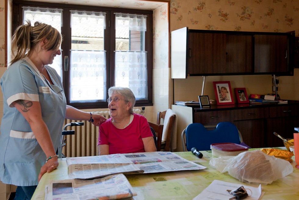 Une salarié à domicile avec une personne âgée