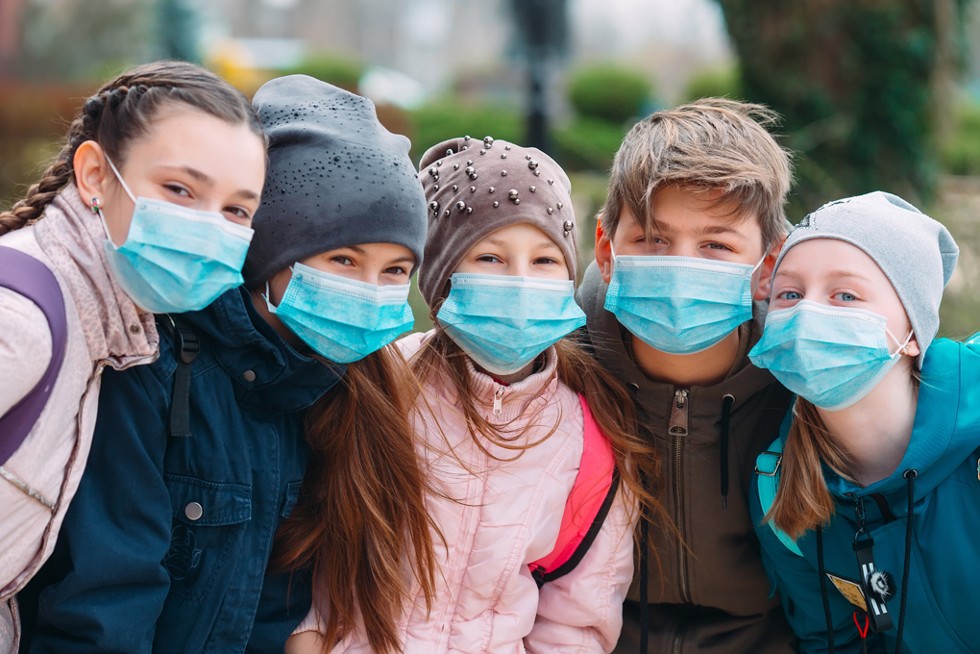 Des jeunes portant un masque