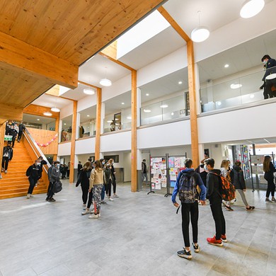 Vue du hall du collège rénové