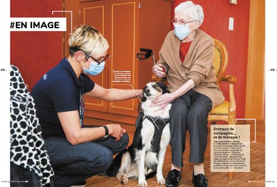 Un animatrice animalière avec son chien auprès d'une personne âgée