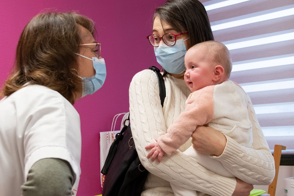 Un infirmière avec une mère et son nourisson