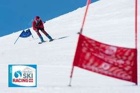 Un skieur en compétition